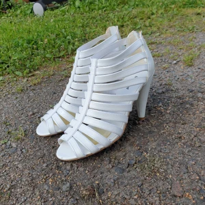 Skor 38 - Vita snygga skor med klack, finns några märken som syns på bild 2, stl 38