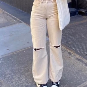 Beige jeans! - Jag säljer dessa jeans från zalando eftersom jag köpt i fel storlek (den är liten i storleken) priset kan diskuteras vid snabb köp. orginal priset var 400kr 