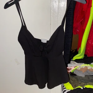 Svart topp  - En söt svart topp från gina med V urringning och ett snöre man kan knyta där framme, aldrig använd! Skicka pm för bättre bilder!😁