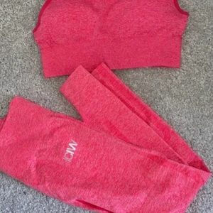 icaniwill  - träningset från icaniwill både topp och byxor i storlek S. har aldrig använt de pga fel storlek.