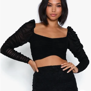 Svart Meshtopp från Nelly - Svart Meshtopp i storlek S, använd en gång förra nyår sen har den bara hängt i garderoben.. Köpt för 350:-, säljer för 150. Köpare står för frakt 🥰