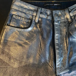 Glitter jeans från  Gina tricot x icon pop  - Byxorna är köpta på utförsäljning av Gina tricot. Super snygga och helt oanvända, dock har dragkedjan hoppa ur men går enkelt att fixa om man kan sy. 