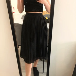 Jättefin somrig kjol - En jättefin kjol som tyvärr inte används☺️ Den har fått ett litet hål längst ner i de yttre tyget men de syns inte mycket när man har den på sig, och därav priset💖 Vid frågor skriv till mig!