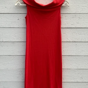 Hallonröd figurnära klänning - Bekväm figurnära klänning med möjlighet för off-shoulder