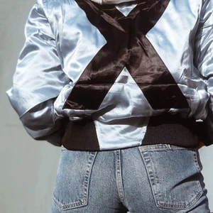 Ny Elly pistol Bomberjacka Medium  - Helt ny bomberjacka i ljusblå från Ellt Pistol. Ord pris ca 900kr. Jackan är tunt fodrad i sportig modell. Många användningsområden, till fest eller till gymmet. Jag ligger på Small i överdelar & M blir snyggt oversized. 