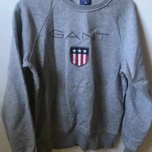 GANT hoodie - Mysig, grå sweatshirt från GANT i storlek XS. Mjuk insida.