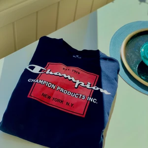 Champion sweatshirt - Säljer en jättefin Champion sweatshirt😊 Jätteskön och mjuk inuti, väldigt sparsamt använd och är som ny fortfarande!💞