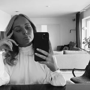 Vit blus med öppen rygg från NAKD - Vit blus med öppen rygg från NAKD! Använd ett fåtal gånger av fint skick! Köpt för ca 1 år sedan! 