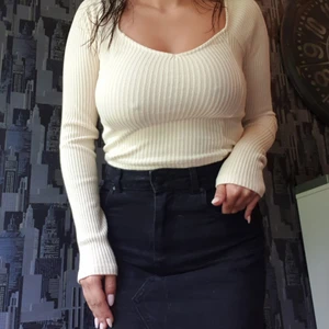 Beige tight tröja - Beige tröja från gina som är v ringad