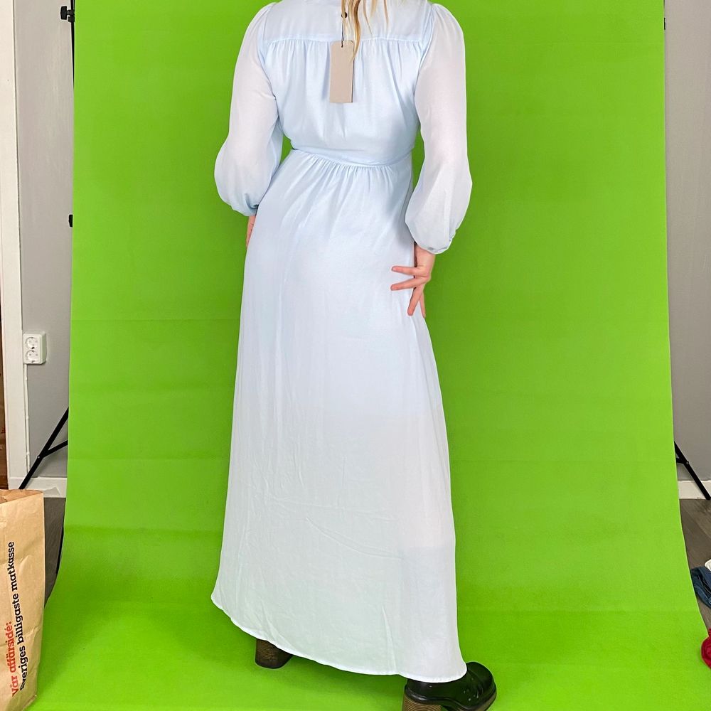 Vacker cottagecore, soft inspirerad maxi klänning i fint skick. Från märket Selected Femme, storlek XS. Prislapp finns kvar, kostade som ny 899kr. Flowy och bekväm, den perfekta sommarklänningen och formar så snyggt! En diskret dragkedja finns på ena sidan. 100% polyester. Små, knappt synliga linjer finns på bysten, se bild två. Mått finns längre ner i beskrivningen. Spårbar frakt på 66kr är inräknad i priset. Arm längd 44cm. Axel till axel 40cm. Längd (från midjebandet och ner) 105cm. . Klänningar.