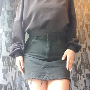 Croppad pösig tröja från BikBok - En croppad tröja med sammetmaterial