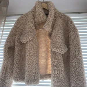 Fuskpäls jacka i vit vår/höst jacka  - Fuskpäls jacka i vit vår/höst jacka. Är så gott som ny, endast använd ett fåtal gånger 