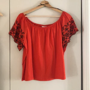 Sommar topp  - En topp i stl L. Bra skick, ej använd mycket. Kan bäras som off shoulder eller vanligt. 