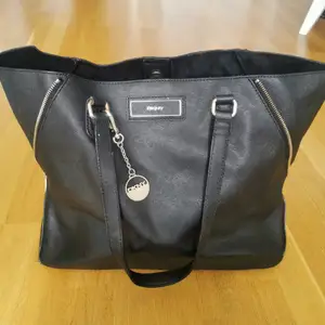 Svart, stor handväska från DKNY