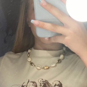 Snäck halsband  - Använd 2 gånger. Frakt tillkommer💗