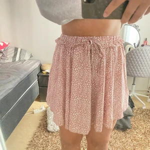 Kjol från Shein Stlk XL - säljer min fina kjol från Shein då den inte kommer till någon användning! Den är rosa med vitt mönster, i storlek XL men funkar även som L! Köparen står för frakt💕