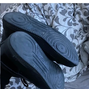 Svarta nike AF1 - Ett par nike af1 i storlek 38,5, använda väl därav priset, frakten är med i priset. Nypris kring 1000kr