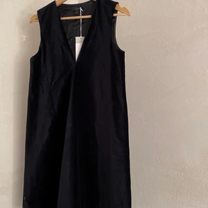 Mörkblå klänning  - Superfin kort västliknande sammetsklänning i mörkblå färg från COS. Storlek 34. Superfint med en vit t-shirt eller skjorta under. Tyvärr passar den inte mig, för liten. Aldrig använd. 