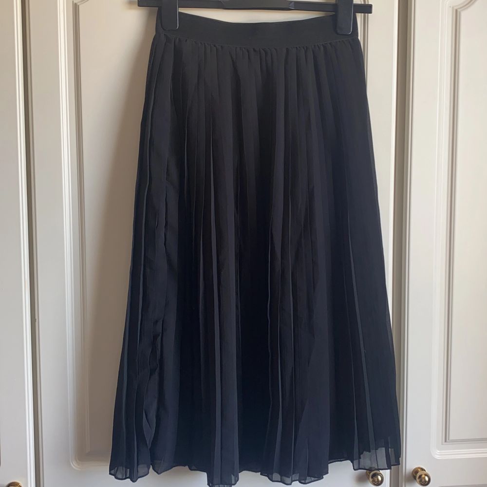 Lång svart plisserad kjol från NA-KD | Plick Second Hand