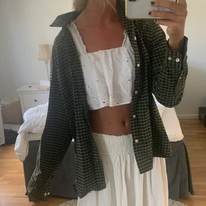 Grön rutig skjorta  - Grön rutig skjorta från HM herr stl L som sitter snyggt oversize. 