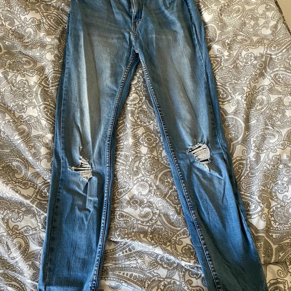 Superfina blåa jeans med fake hål både fram och bak. Köpt på New Yorker för ungefär ett år sen, knappt använda då det är för korta för mig och jag är 174 cm. Säljer pga för liten storlek. Storlek: W29/S. Nypris: 399kr. Jeans & Byxor.
