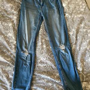 Superfina blåa jeans med fake hål både fram och bak. Köpt på New Yorker för ungefär ett år sen, knappt använda då det är för korta för mig och jag är 174 cm. Säljer pga för liten storlek. Storlek: W29/S. Nypris: 399kr