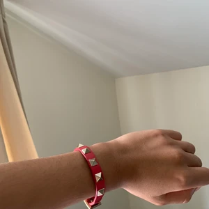 Valentinoarmband  - Säljer mitt söta Valentinoarmband! Kommer med extra delar samt dustbag och låda!! Högsta bud är 1000kr❤️