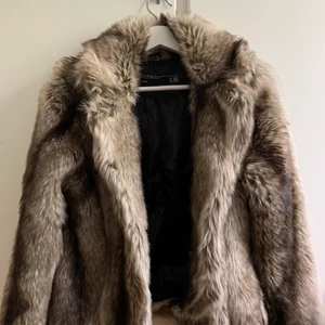 Pälsjacka strl 36 - Storlek 36, i fint skick, enda problemet är att den har en söm som spruckit i innertyget på ryggen, det påverkar inte funktionen alls men den finns där. 