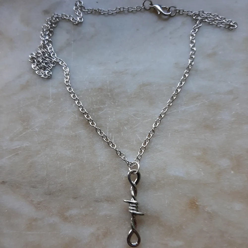 Säljer ett coolt halsband med taggtråd jag själv gjort.! Kedjan är ca 44 cm. Säljer för 30 kr + 12 i frakt 🌠. Accessoarer.
