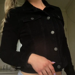 Manchesterjacka svart NOISY MAY  - Noisy Mays populära jacka i Manchester. Är stretchig i tyget och tunn så bra nu till sommaren ! 😋 Endast använd två/tre ggr så nyskick!! MEDIUM men sitter som en S, men passar XS ifall du vill ha den lite slappare och M ifall du föredrar mer figurnära som på bilden! ORG PRIS 399:- Möter inte upp! Endast Swish! 