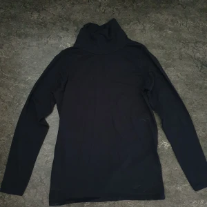 Marinblå polotröja - Marinblå polotröja i strlk M/L