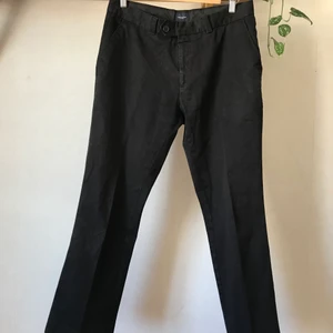 Raka svarta byxor, 33/32, Boomerang - Snygga raka chinos eller byxor från Boomerang i 98% bomull. Svarta och i fint skick! Mäter 42cm i midjan. Jättesköna nu på sommaren! Kan mötas i Stockholm eller skicka mot fraktkostnad! ✨🌸✨