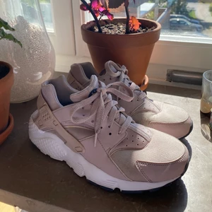 Nike air huarache - Bra skick, väldigt sparsamt använda. Stl 40 men passar 38-39 bättre. 