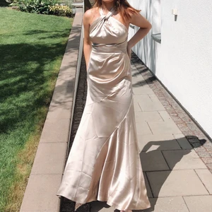 Balklänning / bröllopsgäst - En SUPERFIN och elegant klänning i champange från ASOS som enbart är använd en gång. Fungerar till bal eller ett finare tillfälle. Nypris : 1200:-