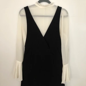 Set från HM med klänning och blus - Svart/vit set från HM i storlek 36. 200kr + frakt för både toppen och klänning eller 150 styck +frakt 🤍🖤