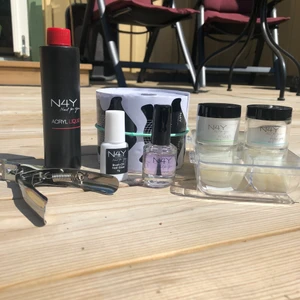Akrylkit - Säljer lite saker till akrylnaglar eftersom jag varken har tid eller intresse. Nagelformar, nageltippar, nagellim, vitt och genomskinligt puder, akrylvätska, primer och en nagel ”sax” allt från nails for you. Säljer helst allt tillsammans och pris kan diskuteras då jag helst bara vill bli av med allt. Allt är använt ca 4 ggr så det finns mycket produkt kvar i vätska och puder. Skriv gärna privat för fler bilder och frågor 💞