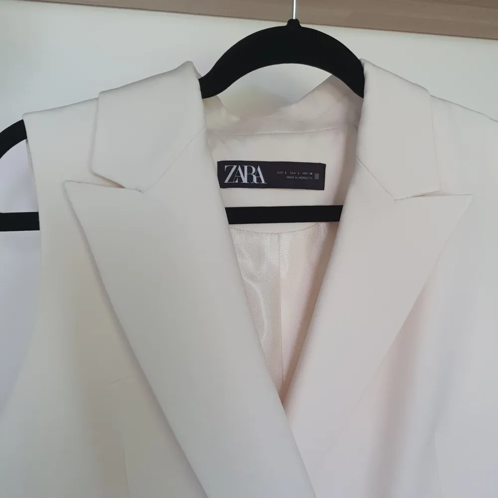 Zara vest, never worn. Fits oversize M or normal L. Övrigt.