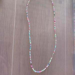 Flerfärgat pärlhalsband med små pärlor 🦋🌸💫💚 49kr + 13kr frakt 