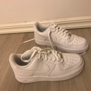 Nike Air Force 1 Low  - Använda endast ett fåtal gånger, säljer då jag beställde fel storlek och inte orkar skicka tillbaka de 💛BUDGIVNING I KOMMENTARERNA💛 eller köp de direkt för 800 kr