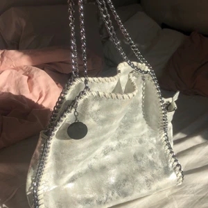 Väska  - Så fin Stella liknade väska (aldrig använd) BUD: 500kr