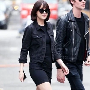 Levis jeansjacka - Säljer denna supersnygga jeansjackan likadan som den Dakota Johnson hade på denna bilden fast från Levis! Jackan är använd men ser ut som ny, om frågor uppstår tveka inte att skriva till mig! Egna bilder går att fixa vid förfrågan :)✨✨