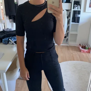 Topp med utskärning på bröstet - Svart ribbad T-shirt från ginatricot med utskärning på bröstet🖤