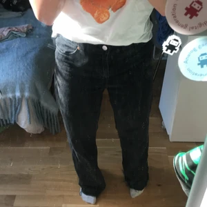 Jeans - Fina monki jeans! Dem är avklippta och är rätt andvända! Men i hyfsat skick❤️köparen står för frakten.