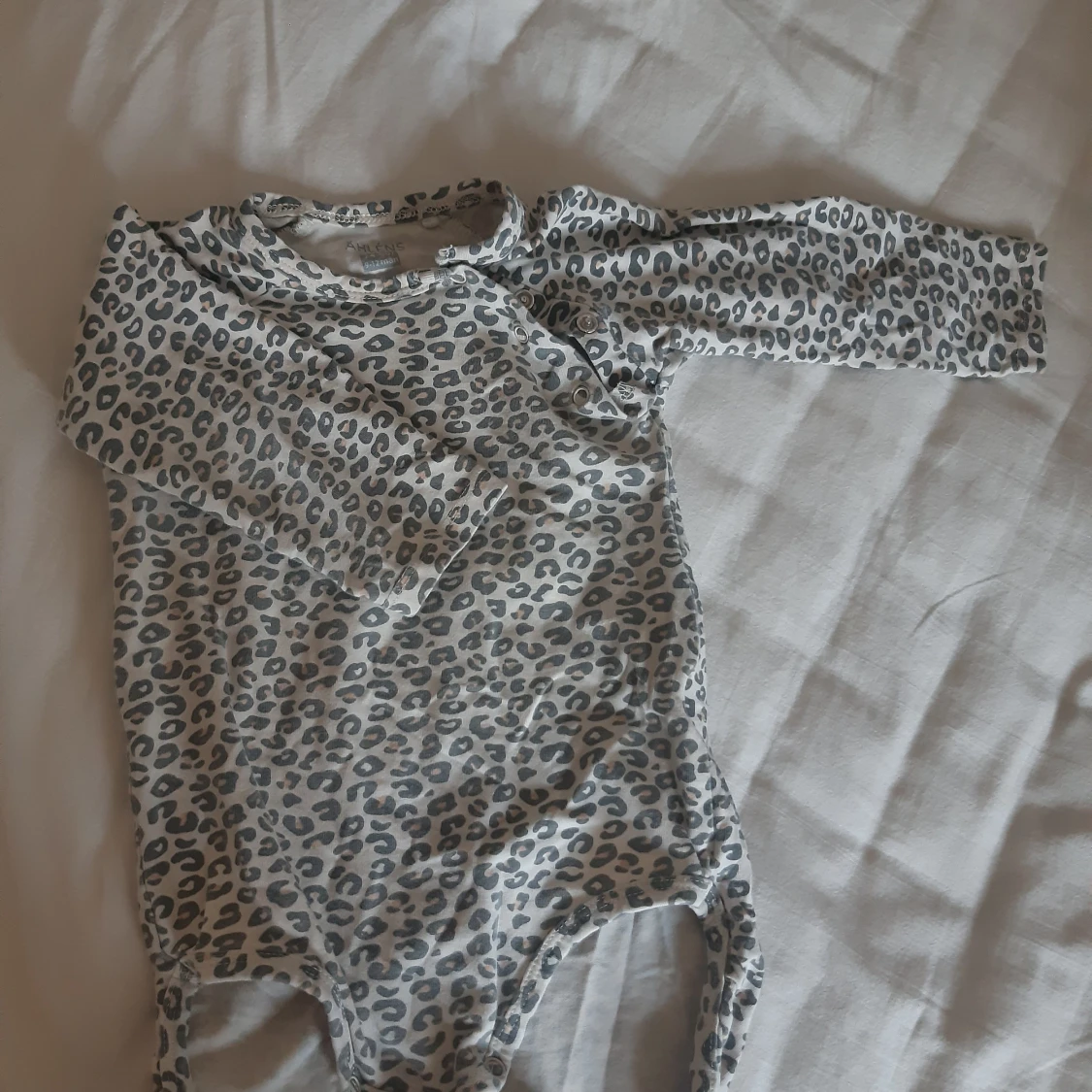 Leopardmönstrad långärmad body från H&M