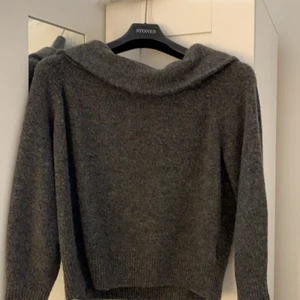 Grå stickad tröja - En fin grå stickad tröja från Hm kommer inte till användning, len o mysig att ha den sticks ej. storlek S men passar som M skriv för intresse 