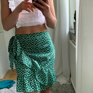 Kjol - Säljer denna söta blommiga kjol från shein❣️🥰