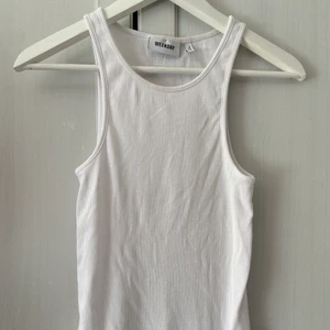 Topp -  Vit tank top från weekday, jättebra basplagg och passar i princip alla outfits🤍 den är väldigt stretchig så passar nog de flesta storlekarna. Aldrig använd, säljer eftersom jag har en annan väldigt lik och behöver inte två