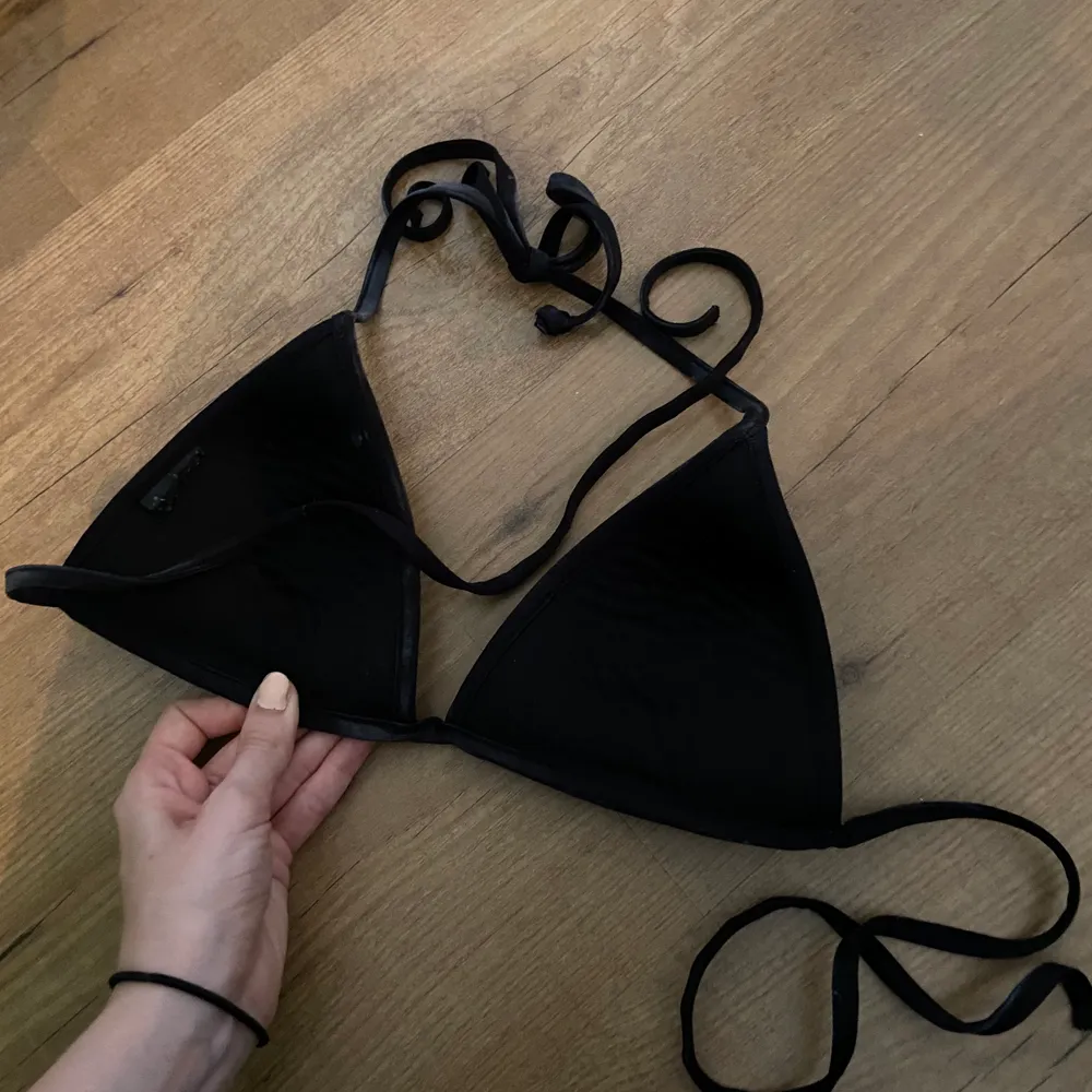 Bikini från H&M i storlek 36 förmodligen, lappen är avklippt . Övrigt.