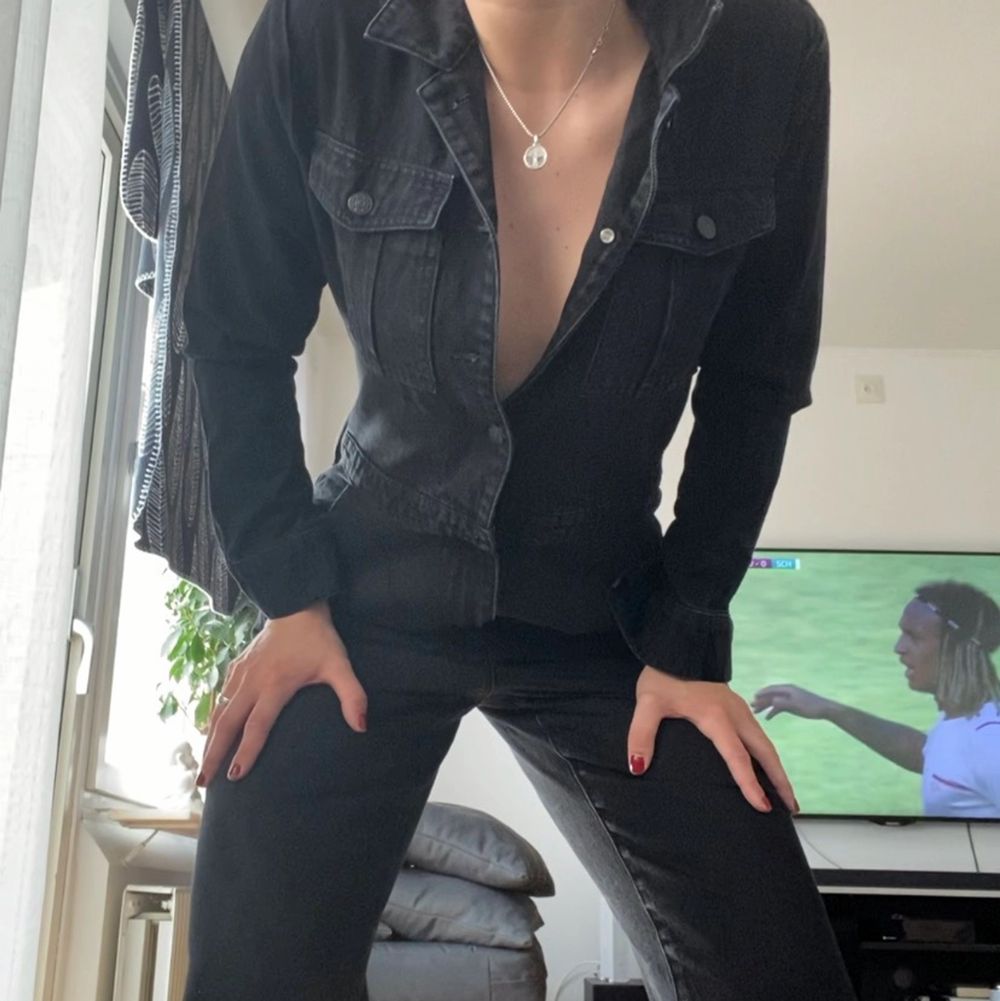 As snygg svart jumpsuit! Sliten i färgen och är en oversize 36a i storleken🌟 jeans material💕💕 jag är 168🪅. Jeans & Byxor.