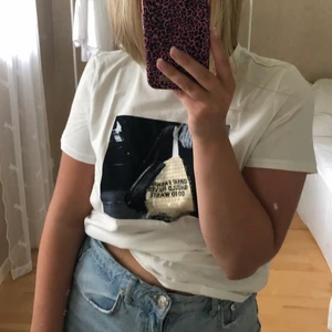 T-shirt  - Säljer en t-shirt med tryck från Vero Moda. Storlek M. Frakt 66kr🤎🤍